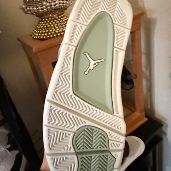 Women's Air Jordan 4 retro mint green size 7 - Picture 3 of 4